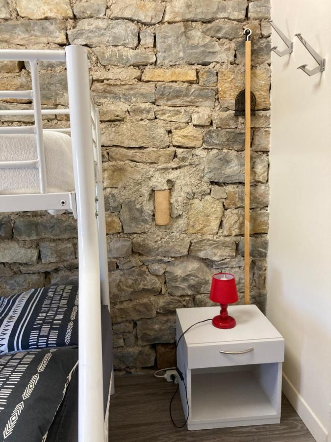 La Chambre Du Tonneau Montigny-sur-l'Ain Exterior foto